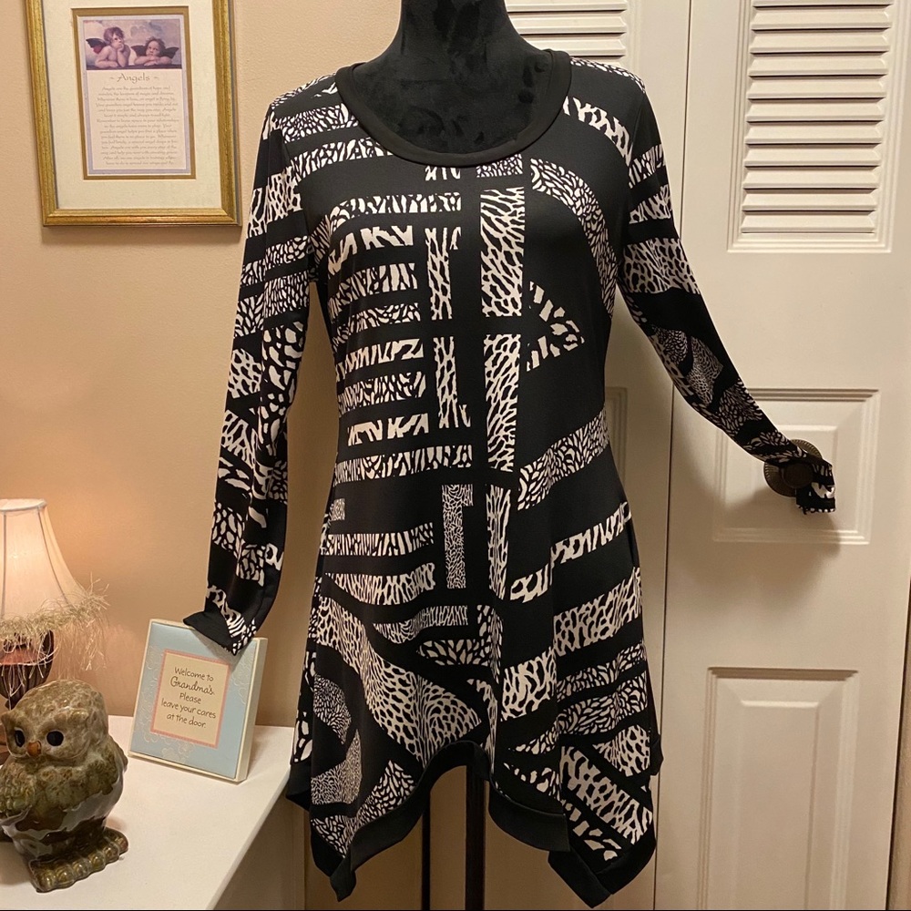 🛑NotForSale🛑Sunny Leigh High Low Shark Bite Tunic Top